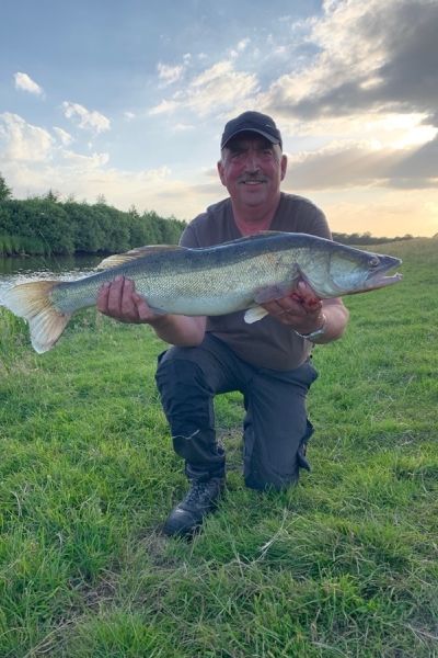 Hartmut Müller mit Spiegelkarpfen