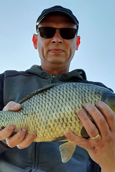 Jens Witthus mit Karpfen