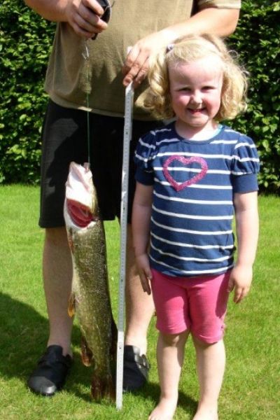 Thomas Gerdes-Baumeister mit Tochter Jelda, Hecht