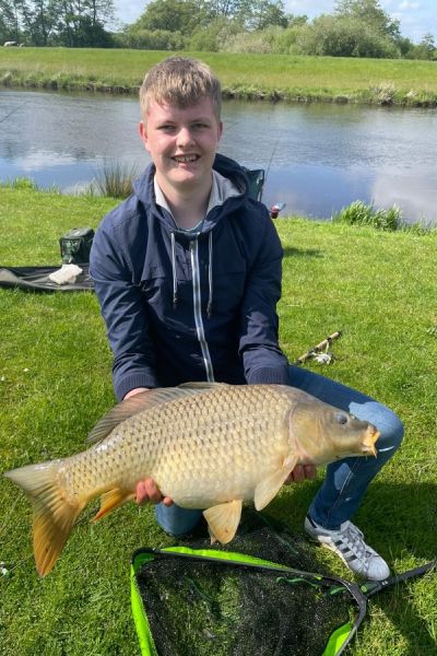 Mattis Vohlken mit Karpfen