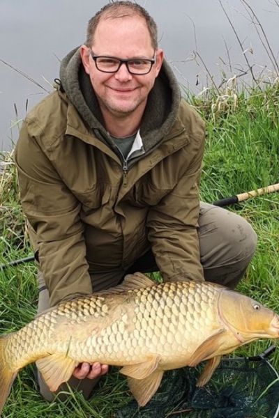Bastian Sander mit Karpfen