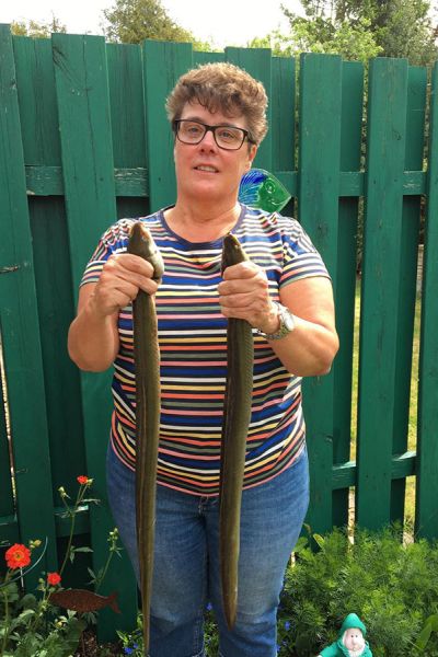 Änne Hollje mit 2 Aalen