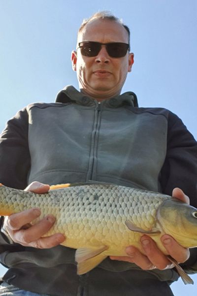 Jens Witthus mit Karpfen