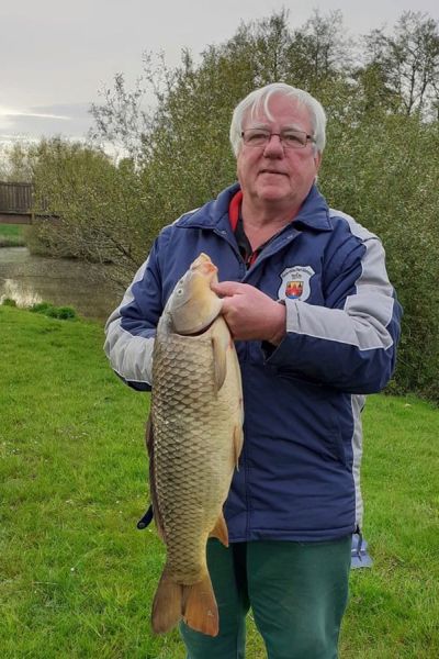 Dieter Ammen mit Schuppenkarpfen