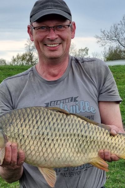 Jens Witthus mit Karpfen