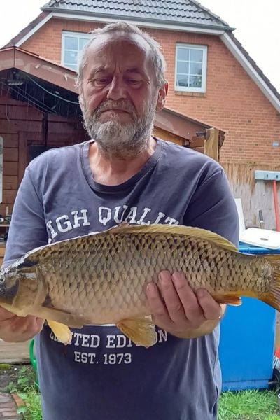Burkhard Nieruch mit Karpfen