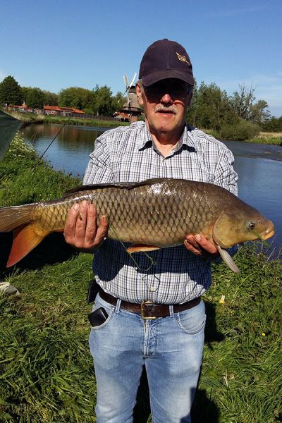 Bernhard Hollje mit Karpfen