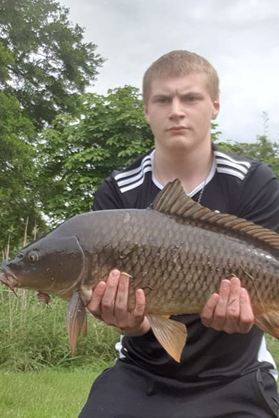 Keno Ernst mit Karpfen