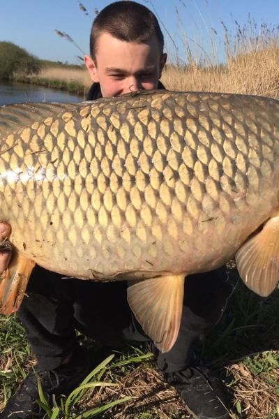 Jasper Kieselhorst mit Karpfen