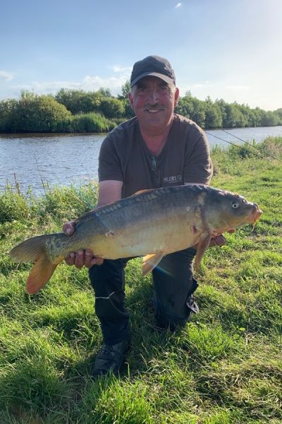 Hartmut Müller mit Spiegelkarpfen