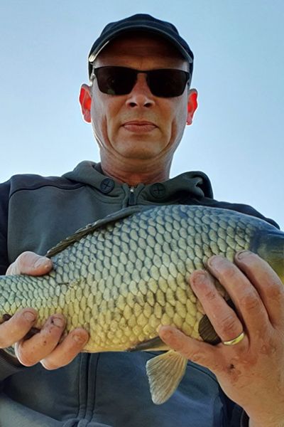 Jens Witthus mit Karpfen
