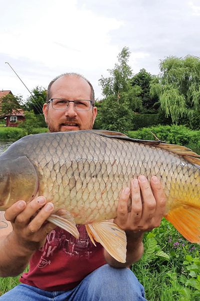 Marco Kässens mit Karpfen