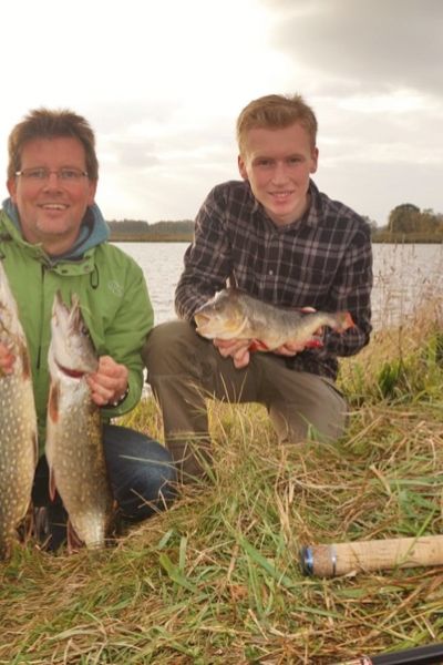 Stefan & Jonas Töpfel mit Barsch