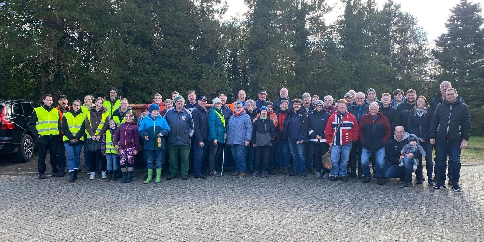 Erfolgreiche Gewässer- und Dorfreinigung in Apen